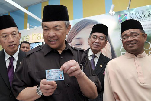 Bộ trưởng Nội vụ Ahmad Zahid Hamidi giới thiệu mẫu iKad cho công nhân nước ngoài. Sắp tới, du học sinh tại Malaysia cũng sẽ được cấp thẻ tương tự có giá trị thay thế hộ chiếu - Ảnh: The Star
