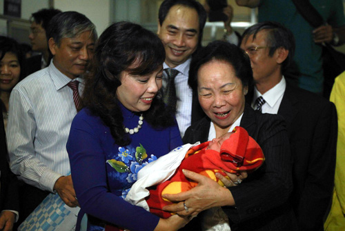 Phó Chủ tịch nước Nguyễn Thị Doan và Bộ trưởng Bộ Y tế, Nguyễn Thị Kim Tiến đến thăm và tặng quà công dân thứ 90 triệu - d