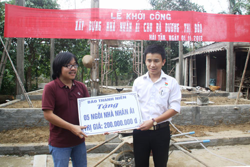 Nhà báo Đỗ Hùng, Phó tổng thư ký tòa soạn báo Thanh Niên (trái) trao biển tặng nhà tượng trưng cho đại diện Huyện đoàn Hải Lăng (Quảng Trị)