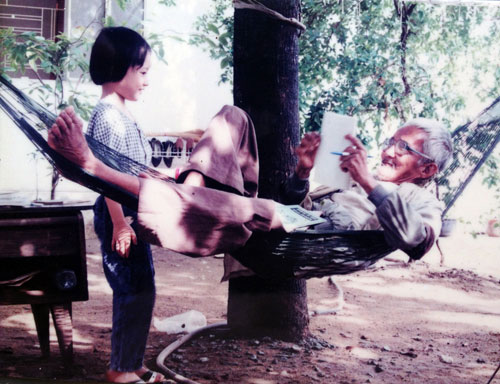 Bùi Giáng với bé Quỳnh (con gái Thanh Hoài) trong ngày sinh nhật 27.8:  “Bài thơ sinh nhật Bé Quỳnh/Cầm cây bút viết thình lình tay run (...) Lời chúc tụng Nàng Thơ về ẻo lả/Tự đầu tiên Quỳnh Bé đã vô ngần - d