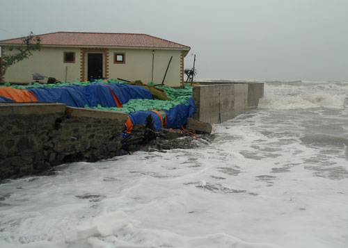 Biển “liếm” sát chân các khu du lịch ở Cửa Đại sau bão số 10 - d