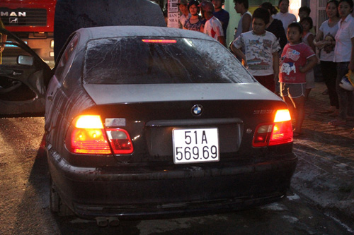 Xe BMW 323i bản số đẹp bổng dưng bốc cháy trên đường phố Cần Thơ