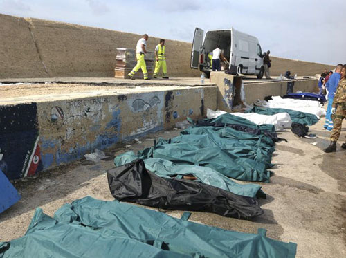 Thi thể các nạn nhân trên bờ biển Lampedusa - d