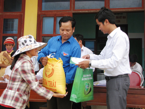 Huyện đoàn Lệ Thủy cũng tham gia chương trình cứu trợ