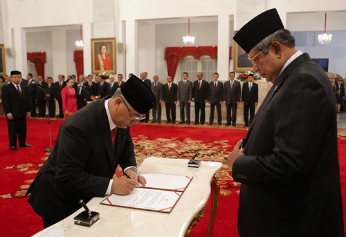 Ông Akil Mochtar nhậm chức Chánh án tối cao hồi tháng 8.2013 trước sự chứng kiến của Tổng thống Yudhoyono - d