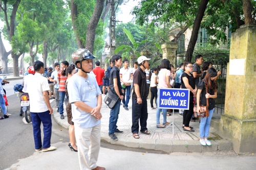 Ngay từ sáng sớm đã có rất nhiều người có mặt tại trước cổng nhà Đại tướng để được vào viếng thăm
