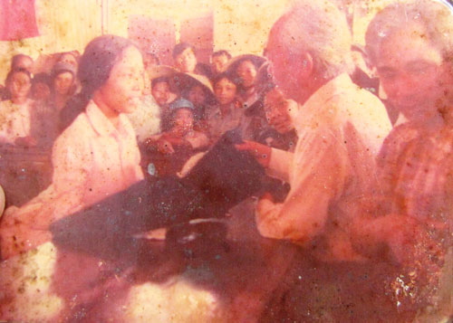 Bức ảnh chụp cảnh Đại tướng đến thăm và mua 2 m vải tại Cửa hàng thương nghiệp Tuy Lộc mà bà Dậu lưu giữ