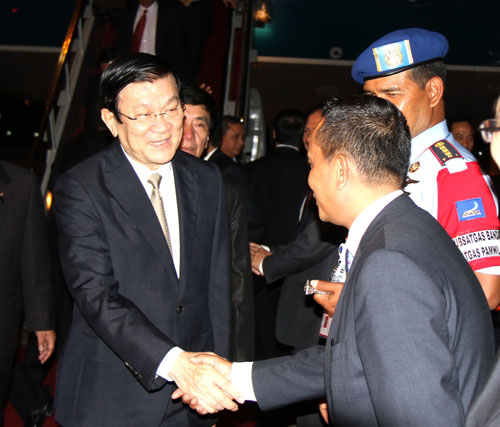Chủ tịch nước Trương Tấn Sang (trái) được tiếp đón tại sân bay Ngurah Rai, Bali - d