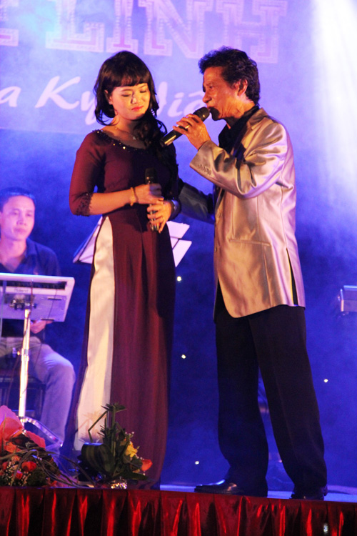 Thay vì somg ca với các ca sĩ nổi tiếng hải ngoại như quảng cáo, ca sĩ Chế Linh đã với Hà Thu Hiền đến từ Hà Nội - d