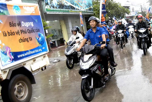 Không quản trời mưa, gần 90 người dân địa phương và khách du lịch đã diễu hành bằng xe máy, mang theo thông điệp bảo vệ dugong và động vật biển quý hiếm Phú Quốc đến khắp các tuyến đường chính tại thị trấn Dương Đông - 1