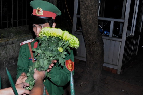 Những bó hoa muộn từ người dân được Cảnh vệ ra đón nhận