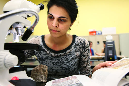 Các SV tại các trường ĐH Canada thực hiện công việc nghiên cứu với các thiết bị hiện đại, dưới sự hướng dẫn của các giáo sư đầu ngành