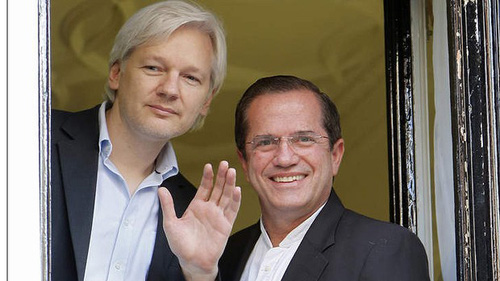 Ngoại trưởng Ecuador Ricardo Patino (phải) và ông Julian Assange tại đại sứ quán Ecuador ở London (Anh) - d