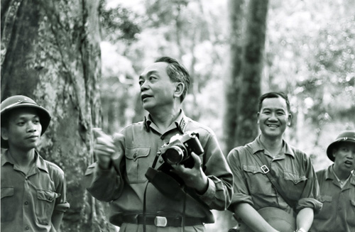 Đại tướng Võ Nguyên Giáp ở Đường Hồ Chí Minh mùa khô 1972-1973 - Ảnh trong bộ ảnh Đường Hồ Chí Minh, Giải thưởng nhà nước 2012 - d
