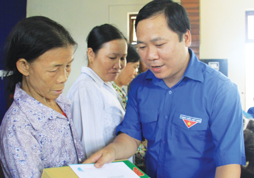 Anh Nguyễn Phi Long, Phó chủ tịch thường trực Hội LHTN VN trao quà cho bà con xã Đại Trạch - d