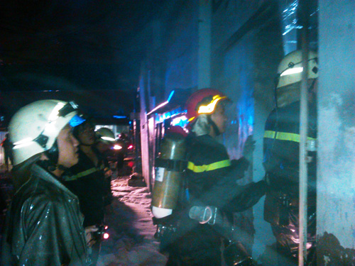 Lực lượng chữa cháy tiếp cận hiện trường