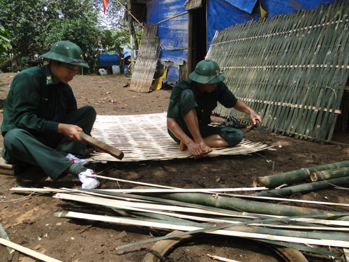 Cán bộ, chiến sỹ Đồn BP Đắc Ơ ra sức giúp đỡ nhân dân sửa sang nhà cửa, sớm ổn định lại cuộc sống sau cơn lũ dữ