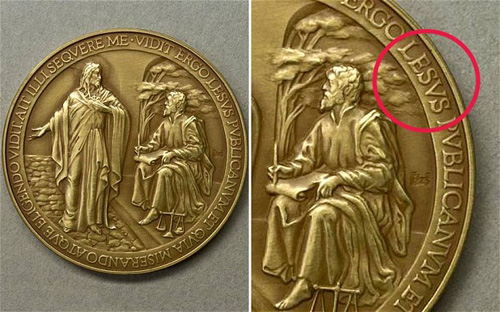 Lỗi sai chính tả trên huy chương của Vatican - d