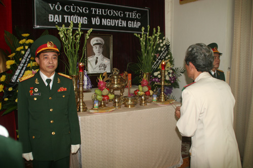 Các cán bộ cựu chiến binh và nhân dân đến viếng Đại tướng Võ Nguyễn Giáp tại Hội cựu chiến binh tỉnh Thừa Thiên- Huế - d