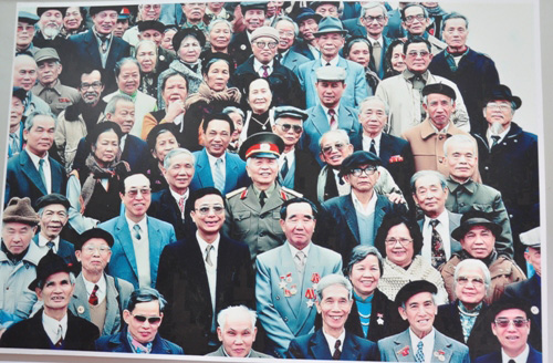 Đại tướng chụp ảnh với cựu chiến binh Hà Nội (1999)