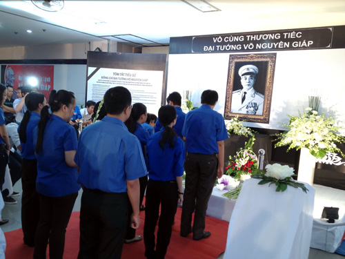 Thanh niên TP.HCM dâng hoa, tưởng niệm Đại tướng Võ Nguyên Giáp tại Nhà văn hóa Thanh niên 1