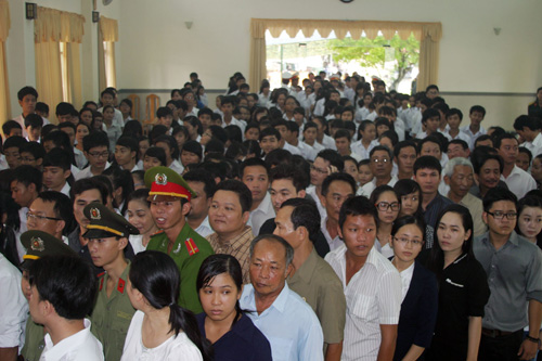 Dù đã 9 giờ sáng nhưng đoàn người vẫn kéo dài ở Hội trường Bộ Chỉ huy quân sự Bình Thuận 