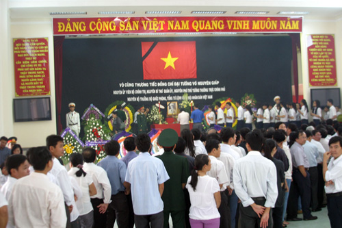 Hàng trăm người dân Bình Thuận xếp hàng viếng đại tướng