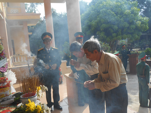 Các cụ cao niên thắp hương tưởng niệm vị anh cả của Quân đội nhân dân Việt Nam