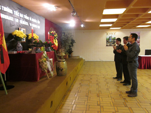 Lễ viếng Đại tướng Võ Nguyên Giáp tại Đại sứ quán Việt Nam tại Pháp 3