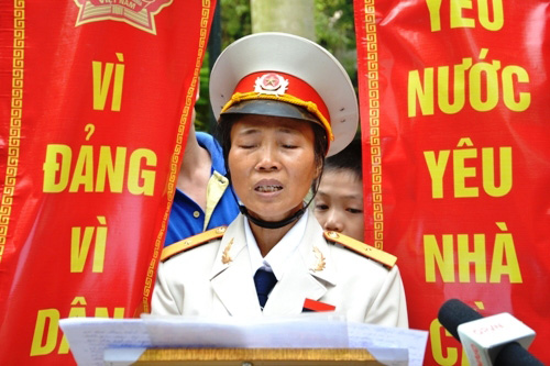 Cô Lê Thị Kim Loan khi đọc bài thơ mừng thọ Đại tướng ở tuổi 103