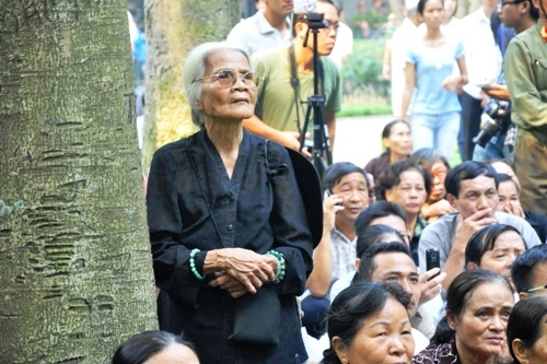 Cụ bà Trần Thị Luân (83 tuổi, ở phố Nguyễn Lương Bằng, Hà Nội) đi bộ từ nhà ở phố Nguyễn Lương Bằng đến số 5 Trần Thánh Tông làm lễ viếng Đại tướng