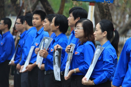 Đoàn viên thanh niên Quảng Bình mang theo ảnh Đại tướng xếp hàng ngay ngắn xung quanh nơi diễn ra Lễ viếng