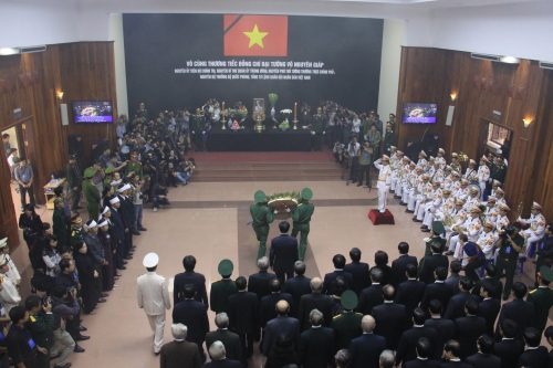 Đoàn đại biểu Tỉnh ủy Quảng Bình cùng các đồng chí nguyên lãnh đạo tỉnh vào viếng Đại tướng đầu tiên tại Hội trường UBND tỉnh Quảng Bình