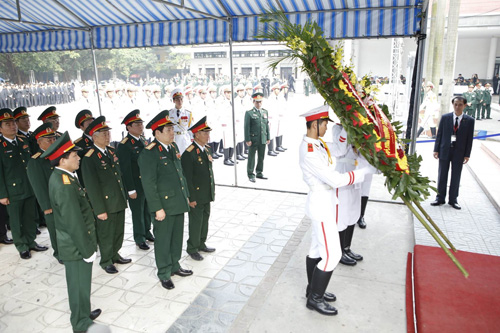 Bộ trưởng bộ quốc phòng Phùng Quang Thanh dẫn đầu đoàn vào viếng Đại tướng