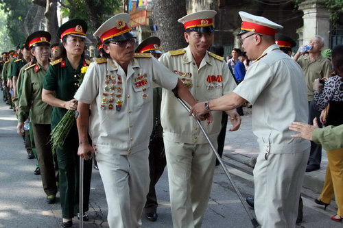 Thương binh Nguyễn Phi Thường (đi nạng) gặp lại đồng đội cũ khi đến viếng nhà Đại tướng ở 30 – Hoàng Diệu – HN