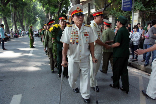 Ông dẫn đầu đoàn cựu chiến binh vào viếng Đại tướng tại nhà 30 – Hoàng Diệu
