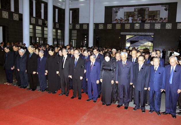 Đoàn đại biểu Ban Chấp hành Trung ương Đảng Cộng sản Việt Nam, do Tổng Bí thư Nguyễn Phú Trọng dẫn đầu, viếng Đại tướng Võ Nguyên Giáp - d
