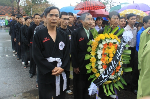  Đoàn võ sinh chờ bên ngoài