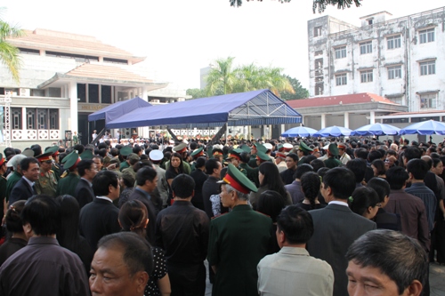 Sân nhà tang lễ Quốc gia chật kín người đến viếng Đại tướng - Ảnh: Xuân Bùid
