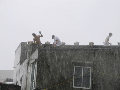 Trong mưa to, gió lớn, nhiều người dân vẫn không ngần ngại leo lên cao để chèn chống nhà cửa, rất nguy hiểm 2