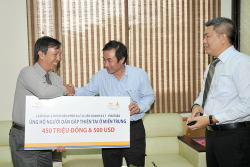 Tổng biên tập Nguyễn Quang Thông (trái) nhận biểu trưng số tiền từ đại diện Công ty BAT - d