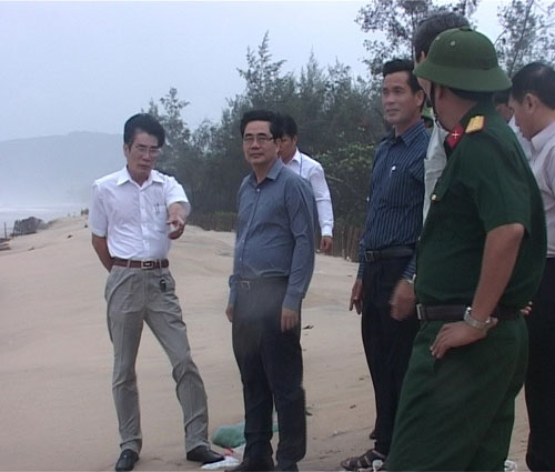 Bộ trưởng Cao Đức Phát cùng đoàn công tác của Ban chỉ huy PCLB trung ương kiểm tra tình hình phòng chống bão số 11 tại H.Phú Lộc