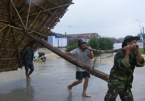 Người dân thị trấn Thuận An (H.Phú Vang) di chuyển đồ đạc, lều quán để tránh bão 