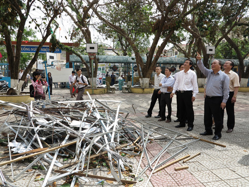 Phó Thủ tướng Nguyễn Xuân Phúc kiểm tra tình hình Trường tiểu học Hoàng Văn Thụ- nơi bị bão Nari tàn phá nặng nề
