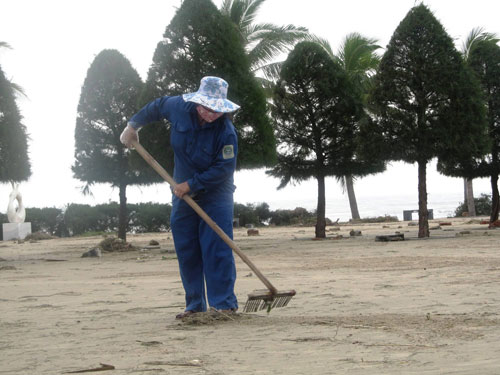 Chị Nguyễn Thị Thu Hương, nhân viên đội Môi trường sông biển cho hay, 10 năm làm công việc này, nhưng chưa bao giờ chứng kiến biển bị phá như vậy