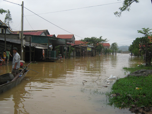 Con đường đi vào Đập Thanh Bình bị ngập sâu nơi hai cô giáo bị lũ cuốn trôi