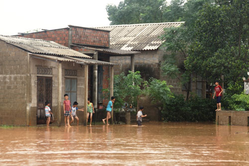 Nước lũ gây ngập lụt tại thôn Tân Đức (xã Triệu Thành, H.Triệu Phong) 3