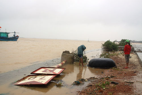Người dân thị trấn Cửa Việt (H.Gio Linh, Quảng Trị) khắc phục hậu quả bão số 11 2
