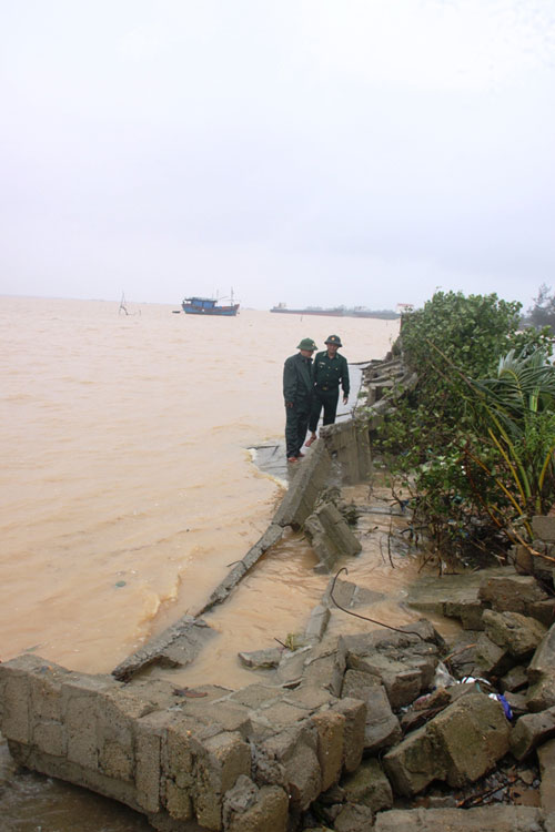 Nhiều đoạn kè chắn sóng bị đánh tan sau bão số 11 tại thị trấn Cửa Việt (H.Gio Linh, Quảng Trị) 1