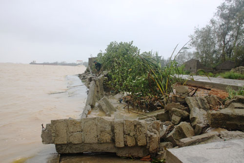 Nhiều đoạn kè chắn sóng bị đánh tan sau bão số 11 tại thị trấn Cửa Việt (H.Gio Linh, Quảng Trị) 2